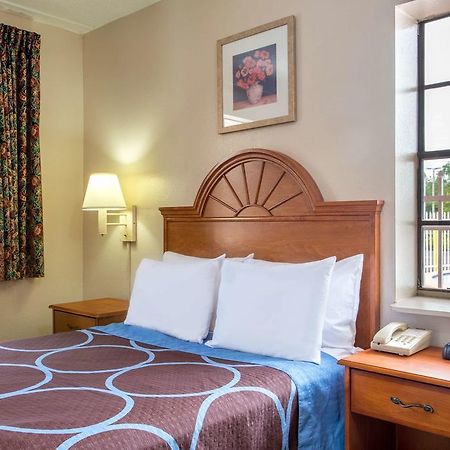 Americana Inn & Suites Lake Magdalene Екстер'єр фото