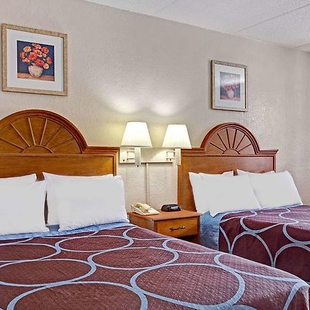 Americana Inn & Suites Lake Magdalene Екстер'єр фото