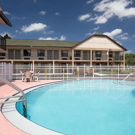 Americana Inn & Suites Lake Magdalene Екстер'єр фото