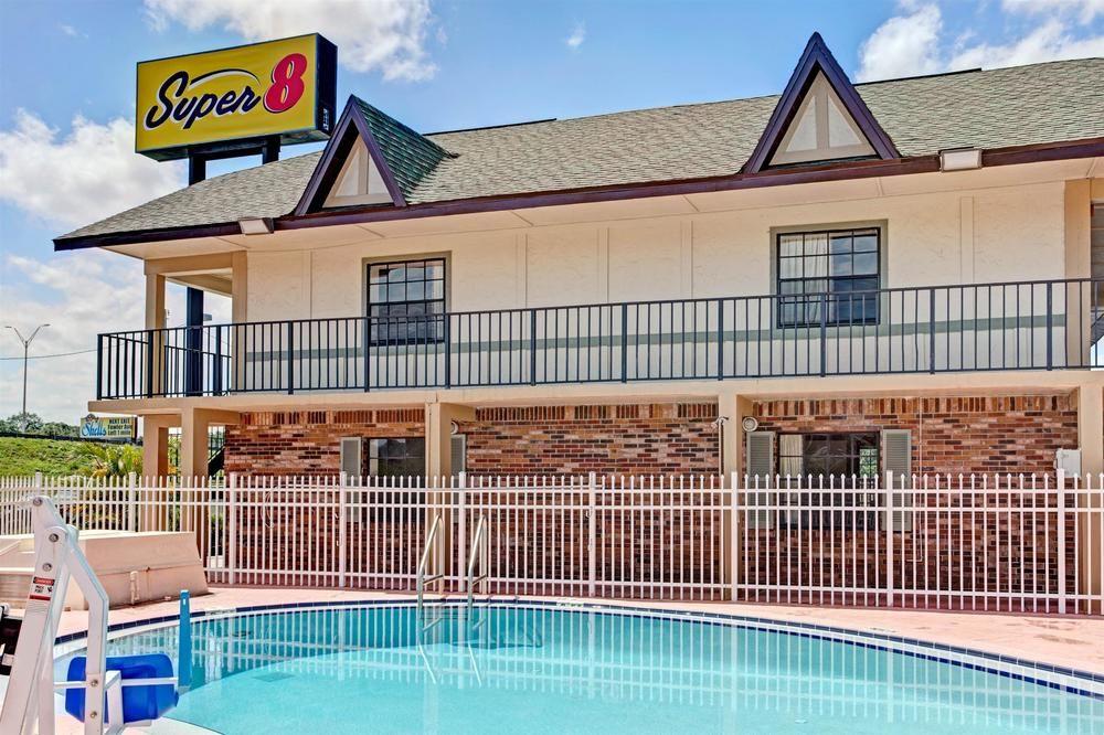 Americana Inn & Suites Lake Magdalene Екстер'єр фото