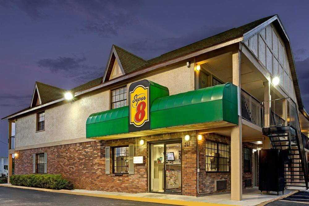 Americana Inn & Suites Lake Magdalene Екстер'єр фото
