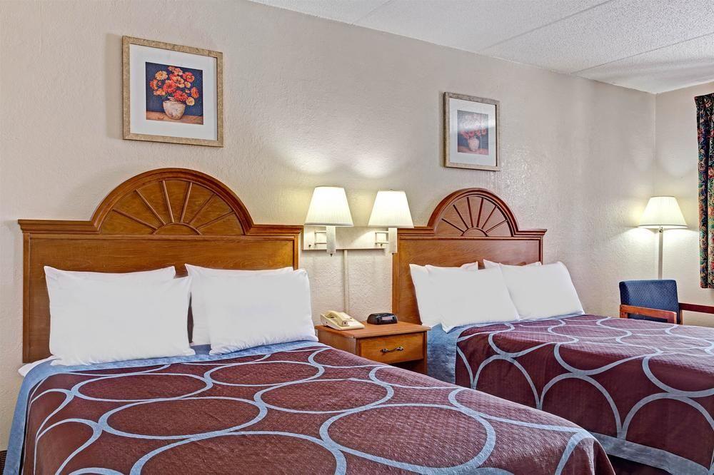 Americana Inn & Suites Lake Magdalene Екстер'єр фото