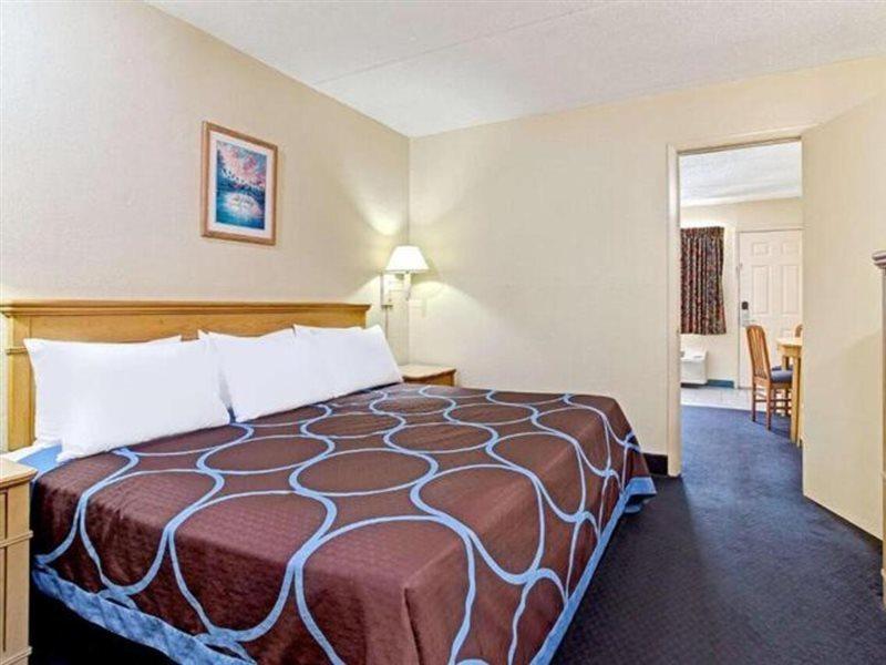 Americana Inn & Suites Lake Magdalene Екстер'єр фото