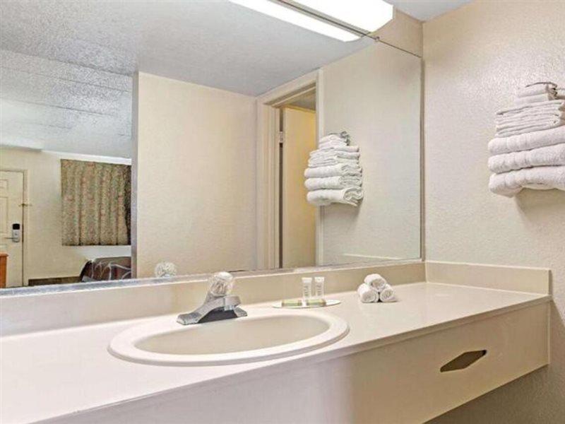 Americana Inn & Suites Lake Magdalene Екстер'єр фото