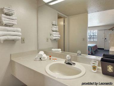 Americana Inn & Suites Lake Magdalene Екстер'єр фото