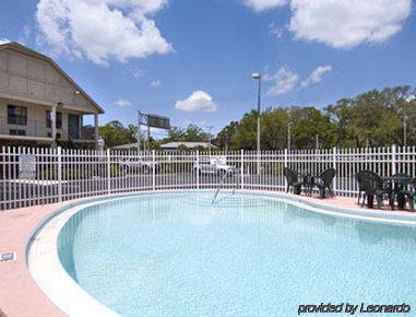 Americana Inn & Suites Lake Magdalene Екстер'єр фото