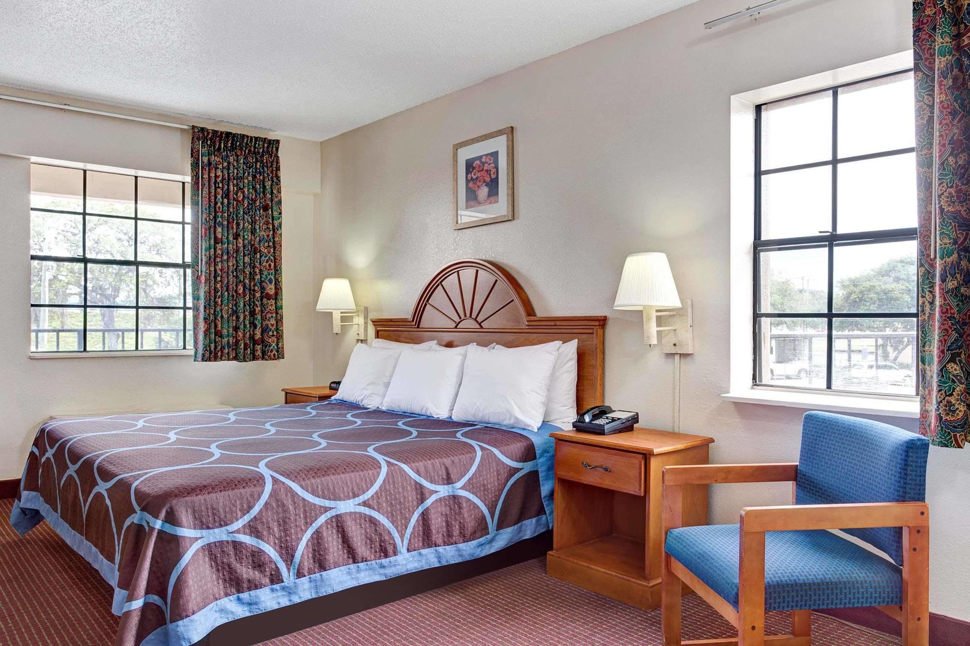 Americana Inn & Suites Lake Magdalene Екстер'єр фото