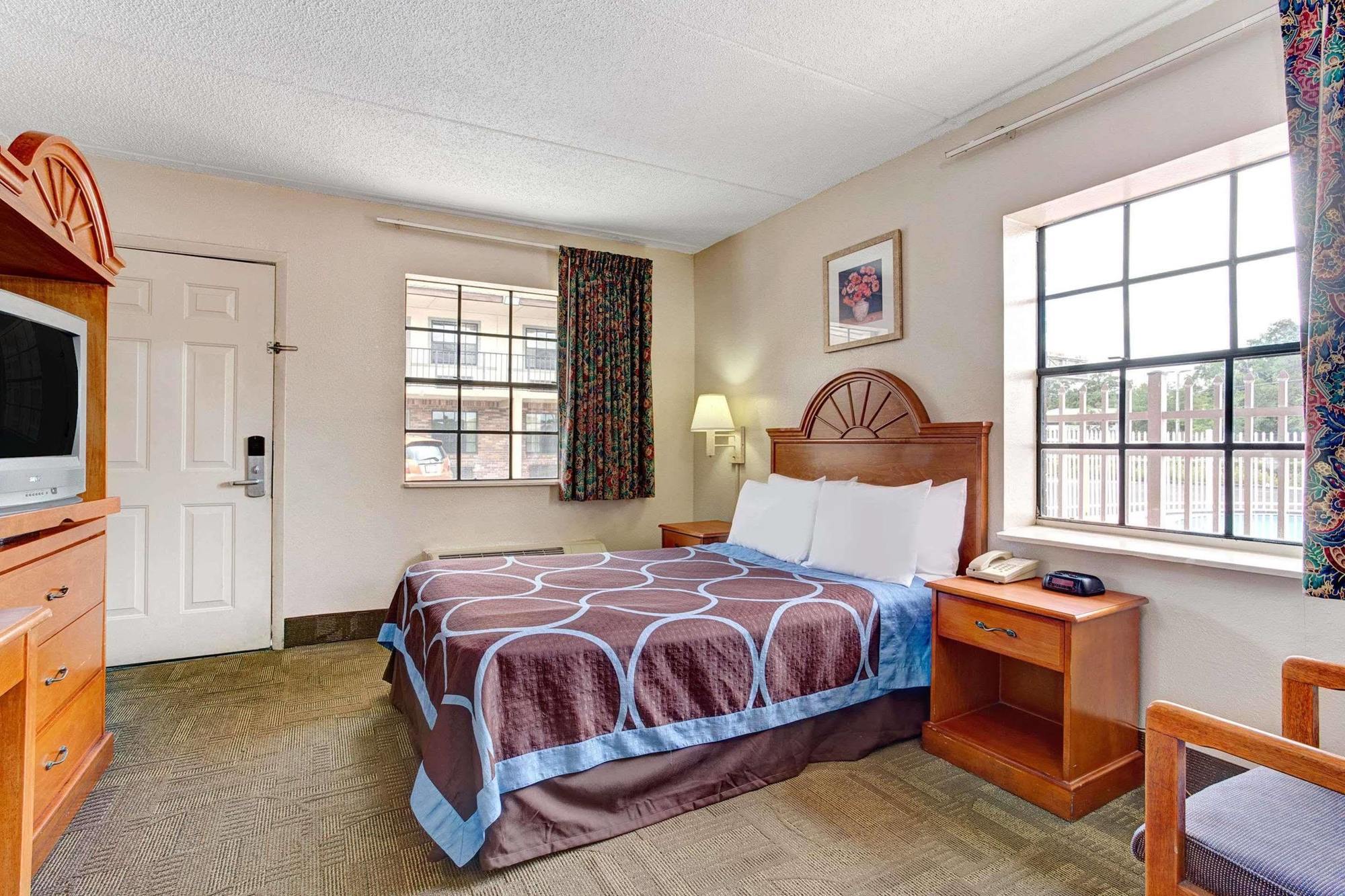 Americana Inn & Suites Lake Magdalene Екстер'єр фото
