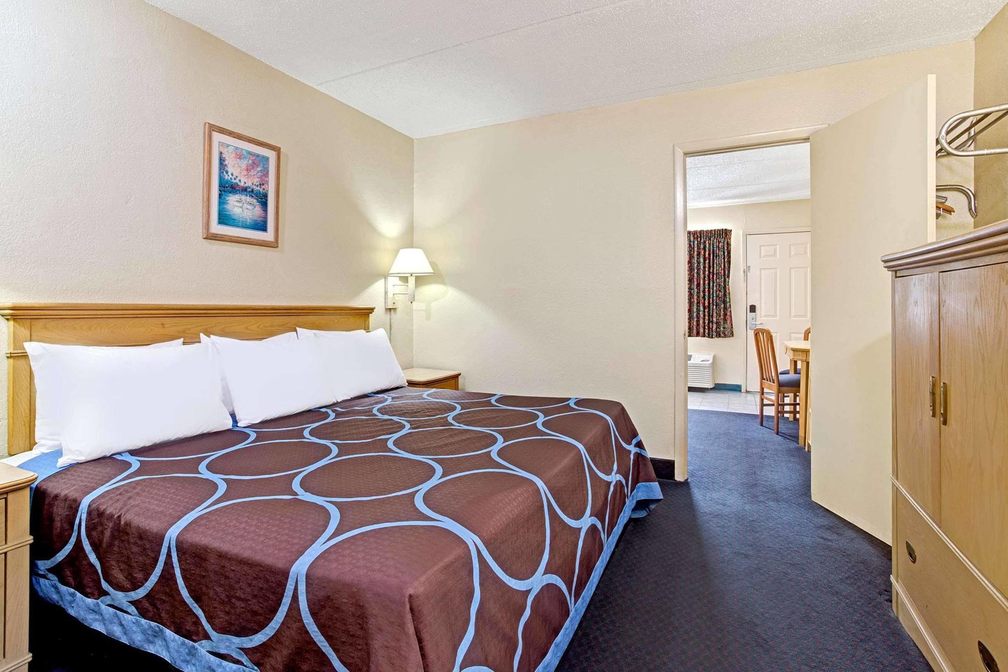 Americana Inn & Suites Lake Magdalene Екстер'єр фото