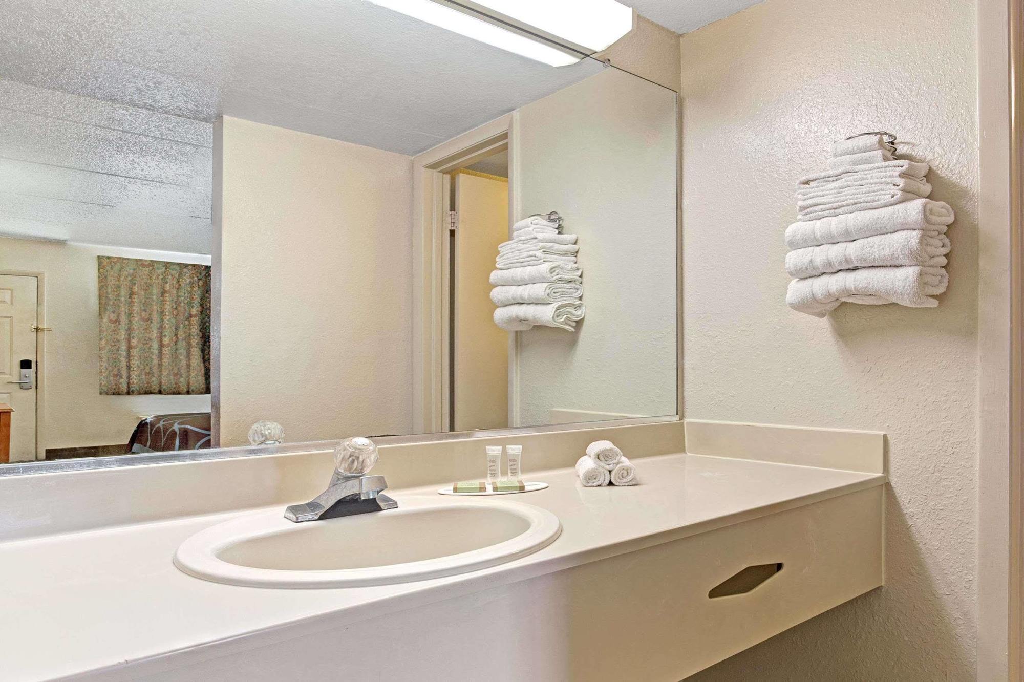 Americana Inn & Suites Lake Magdalene Екстер'єр фото
