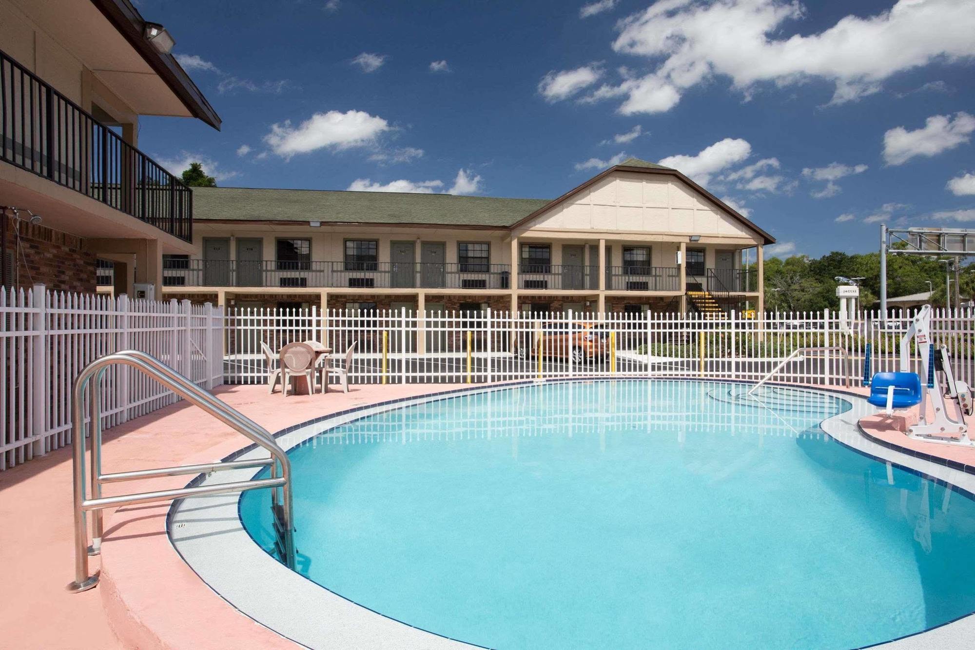 Americana Inn & Suites Lake Magdalene Екстер'єр фото